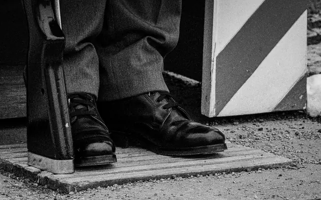 Botas militares junto a una garita: abogado para militares