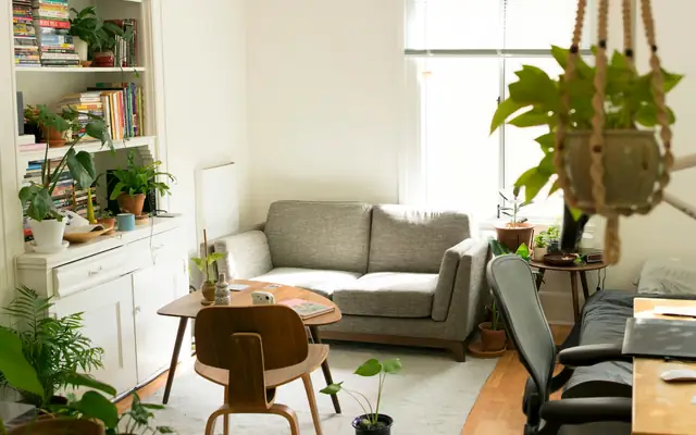 Consulta de psicología con sillón y mesa de madera