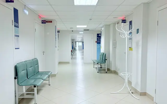 Pasillo de hospital vacío: abogado para profesionales de la salud