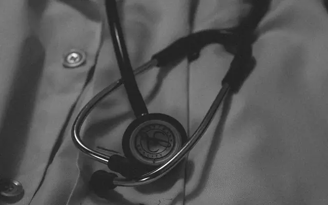 Delantal médico con estetoscopio en blanco y negro